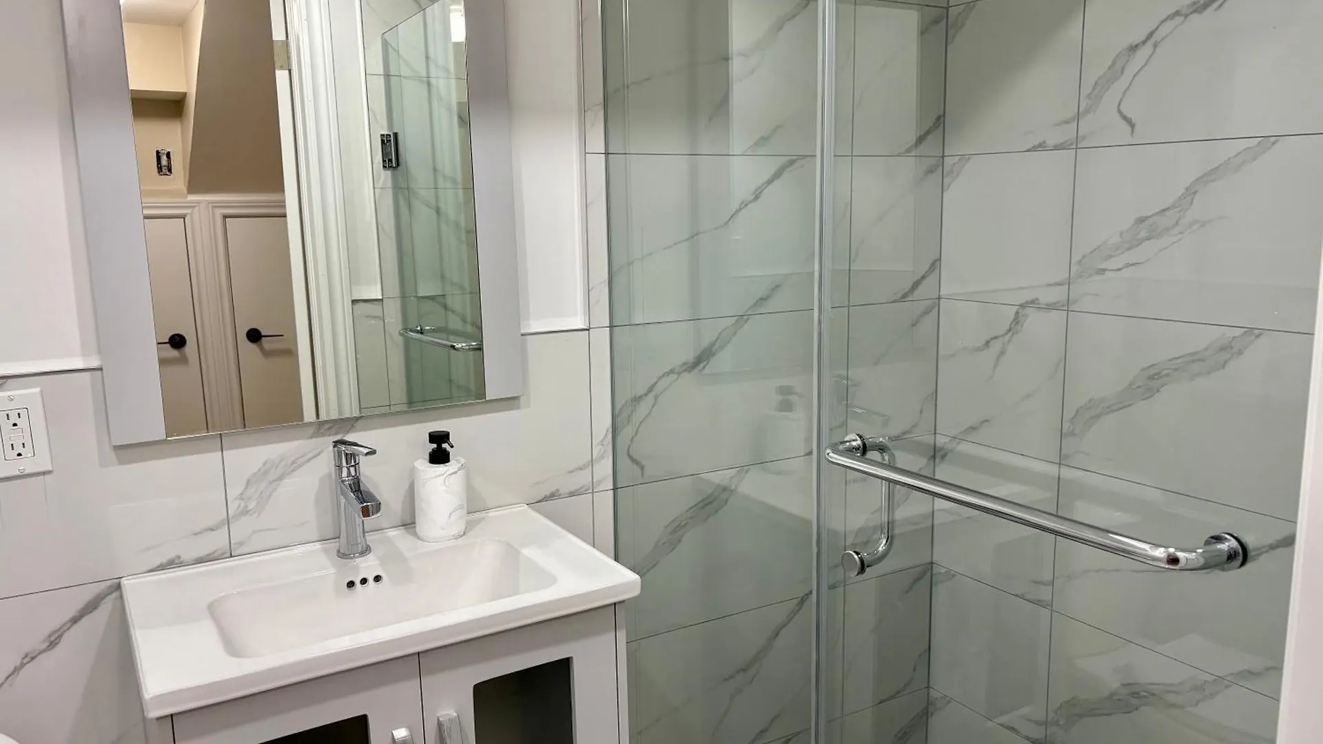 Δωμάτια σε οικογενειακή κατοικία Vita House Τορόντο Καναδάς